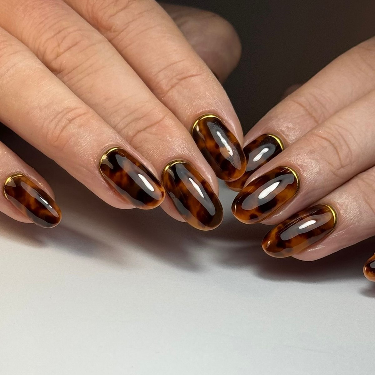 Модні темні нігті взимку 2026 року – найстильніші ідеї сезону