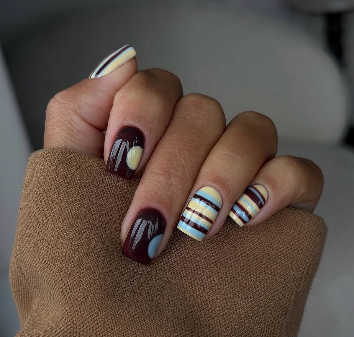 Модні темні нігті взимку 2026 року – найстильніші ідеї сезону