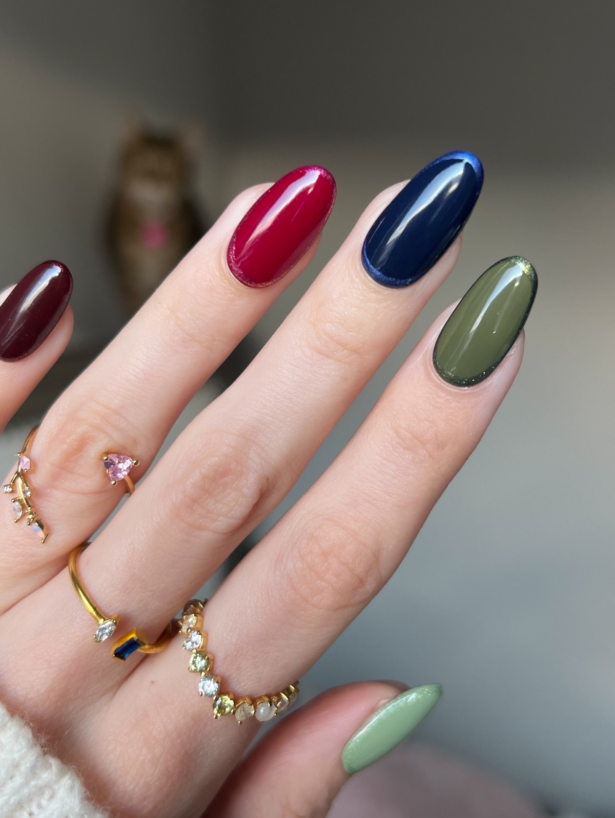 Модні темні нігті взимку 2026 року – найстильніші ідеї сезону