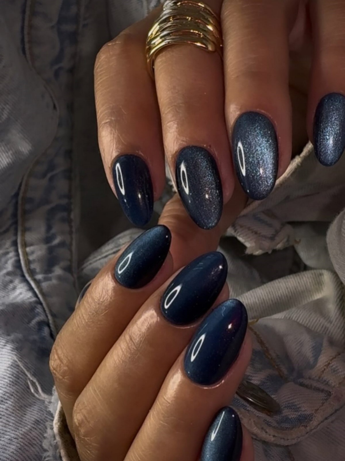 Модні темні нігті взимку 2026 року – найстильніші ідеї сезону