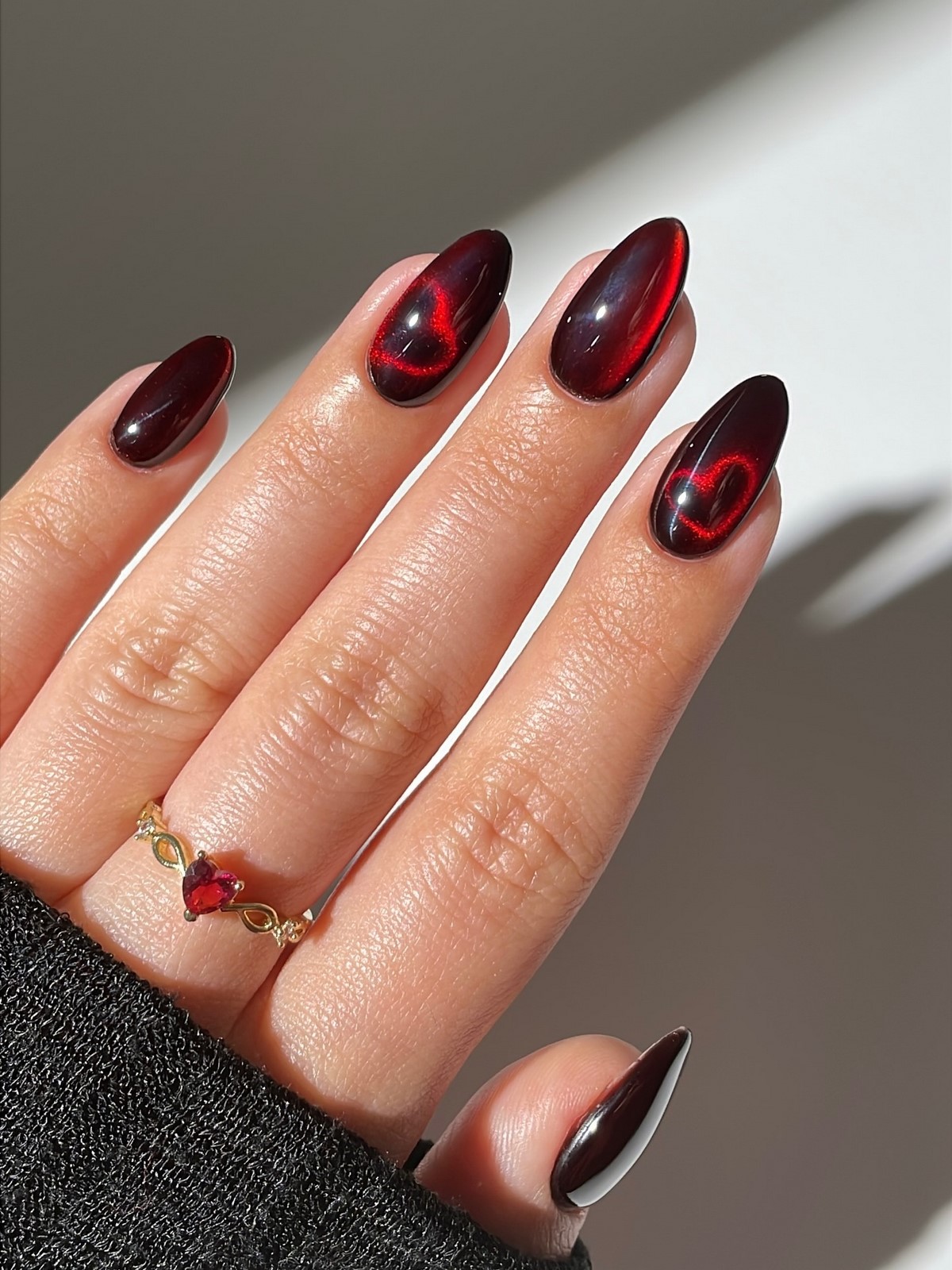 Модні темні нігті взимку 2026 року – найстильніші ідеї сезону