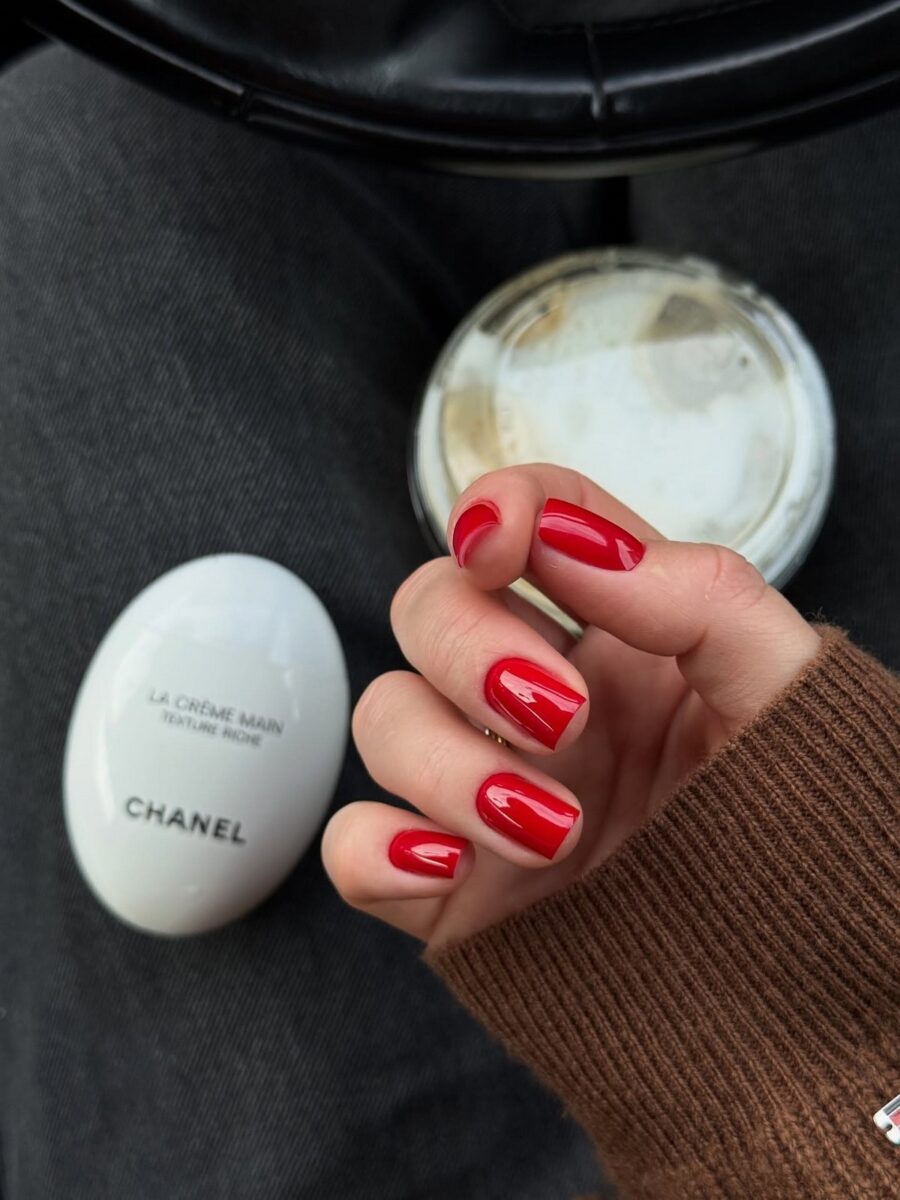 Яскравий червоний манікюр на коротких нігтях квадратної форми