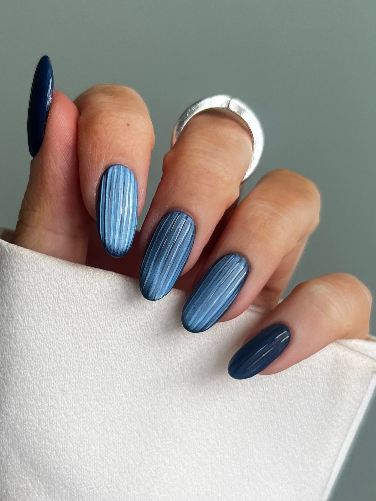 Манікюр з ефектом розкоші: відтінки, які вибирають зі смаком