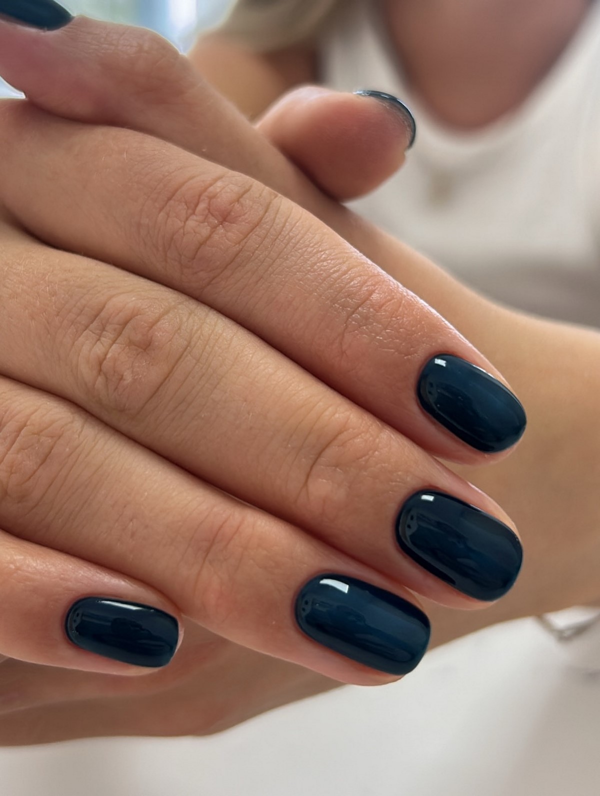 Манікюр з ефектом розкоші: відтінки, які вибирають зі смаком