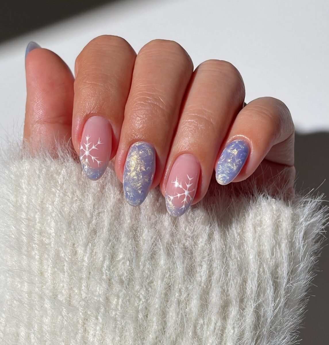 Морозний блакитний манікюр у лютому 2026 року: тренди зими