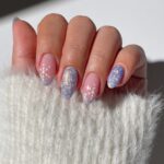 Морозний блакитний манікюр у лютому 2026 року: тренди зими