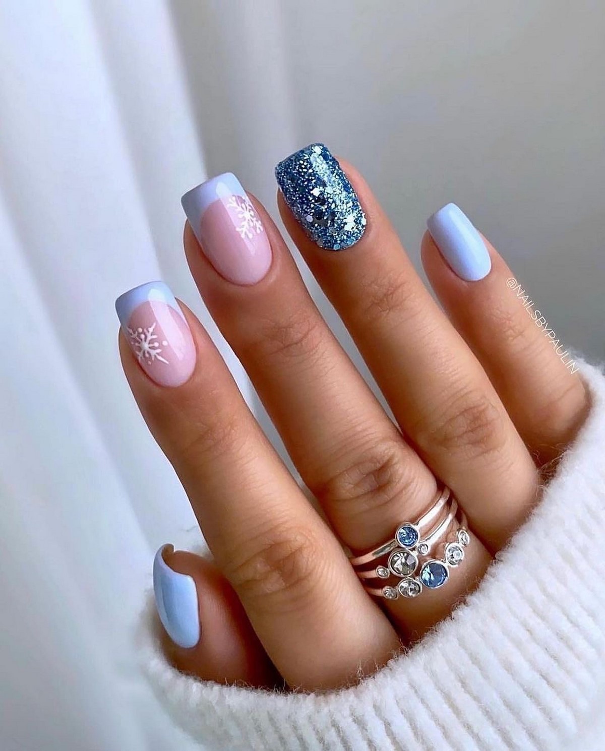 Морозний блакитний манікюр у лютому 2026 року: тренди зими