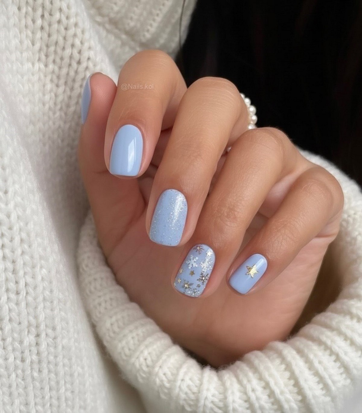 Морозний блакитний манікюр у лютому 2026 року: тренди зими