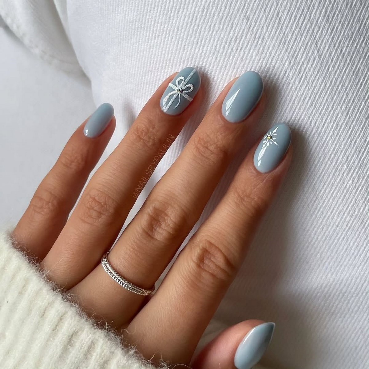 Морозний блакитний манікюр у лютому 2026 року: тренди зими