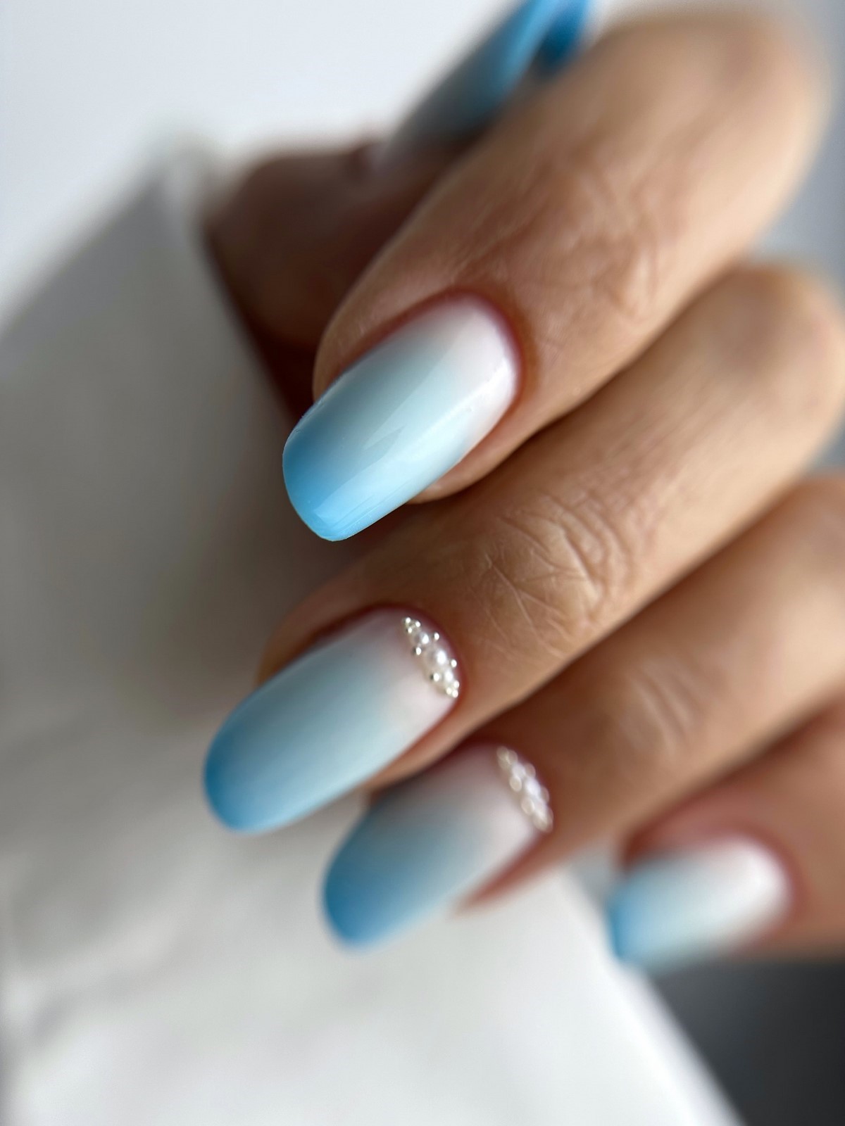 Морозний блакитний манікюр у лютому 2026 року: тренди зими