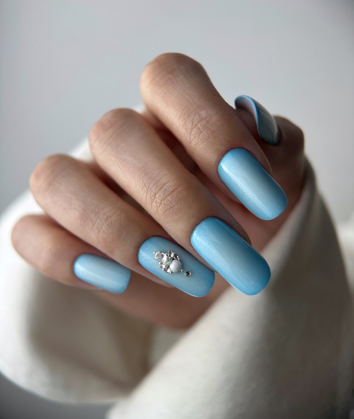Морозний блакитний манікюр у лютому 2026 року: тренди зими