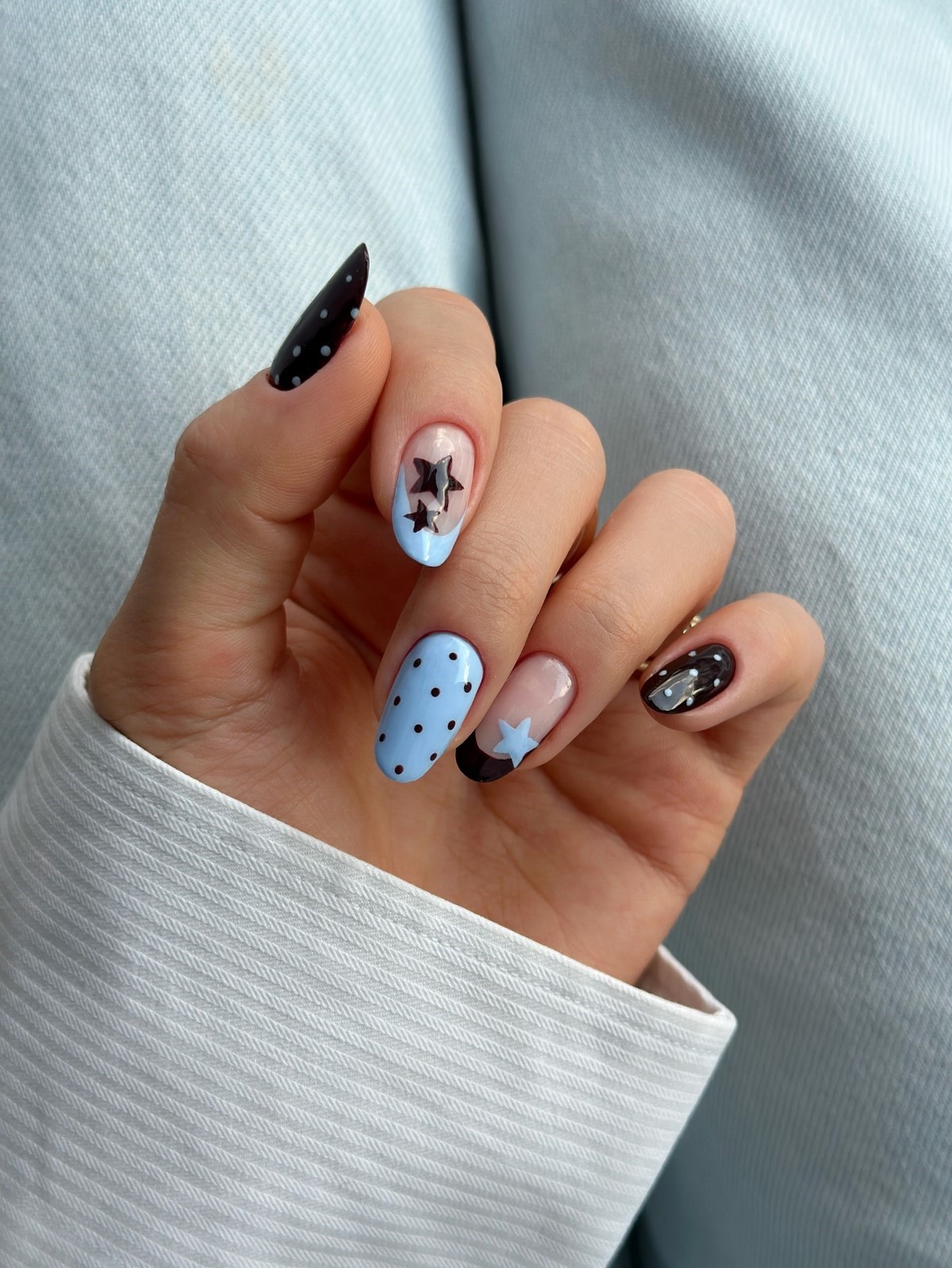 Морозний блакитний манікюр у лютому 2026 року: тренди зими