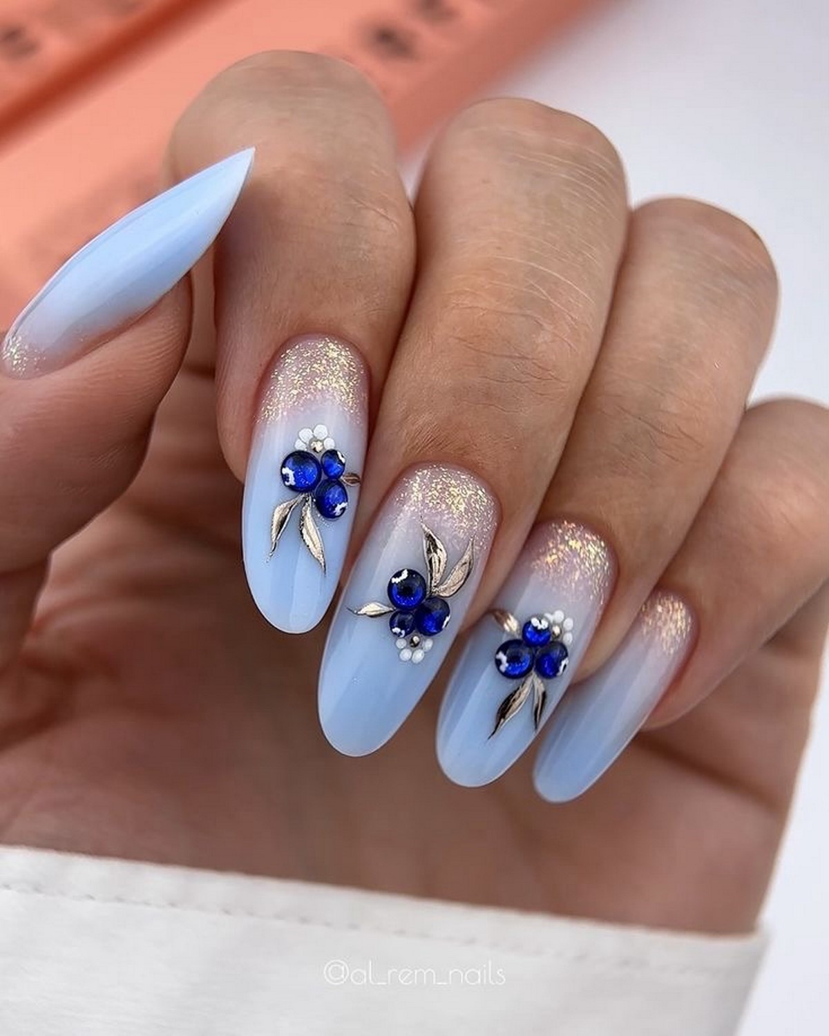 Морозний блакитний манікюр у лютому 2026 року: тренди зими