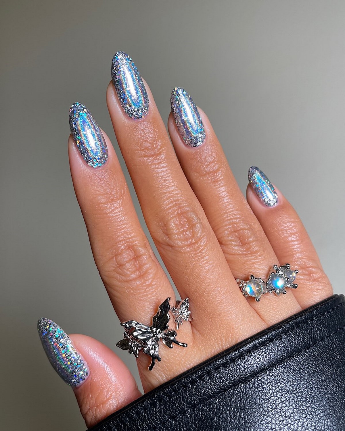 Морозний блакитний манікюр у лютому 2026 року: тренди зими