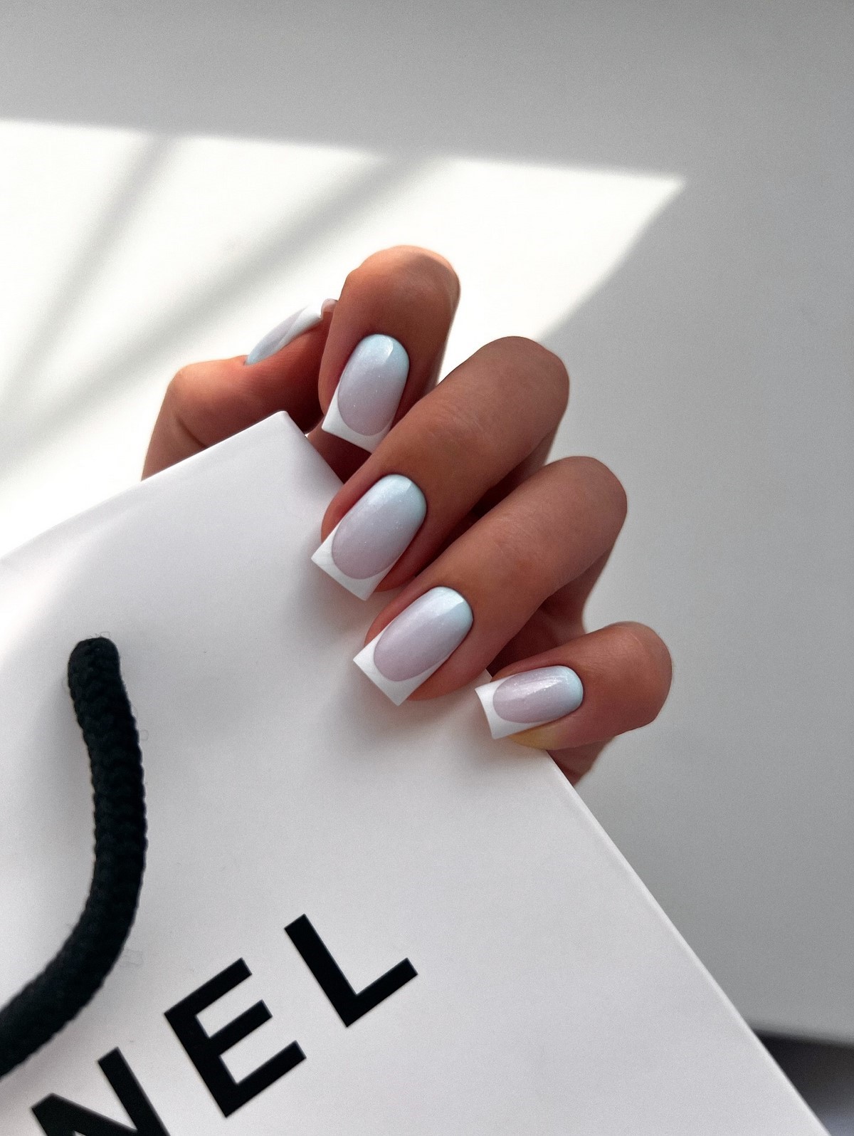 Морозний блакитний манікюр у лютому 2026 року: тренди зими