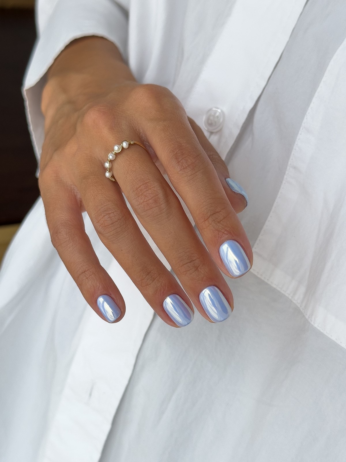 Морозний блакитний манікюр у лютому 2026 року: тренди зими