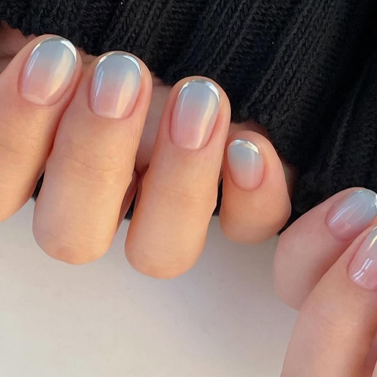 Морозний блакитний манікюр у лютому 2026 року: тренди зими