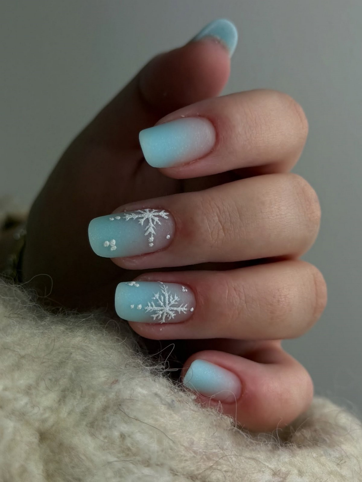 Морозний блакитний манікюр у лютому 2026 року: тренди зими