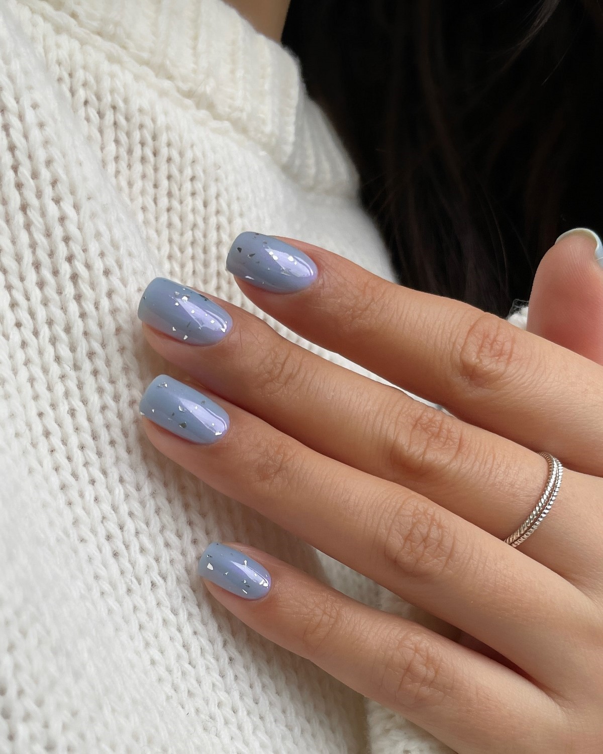 Морозний блакитний манікюр у лютому 2026 року: тренди зими