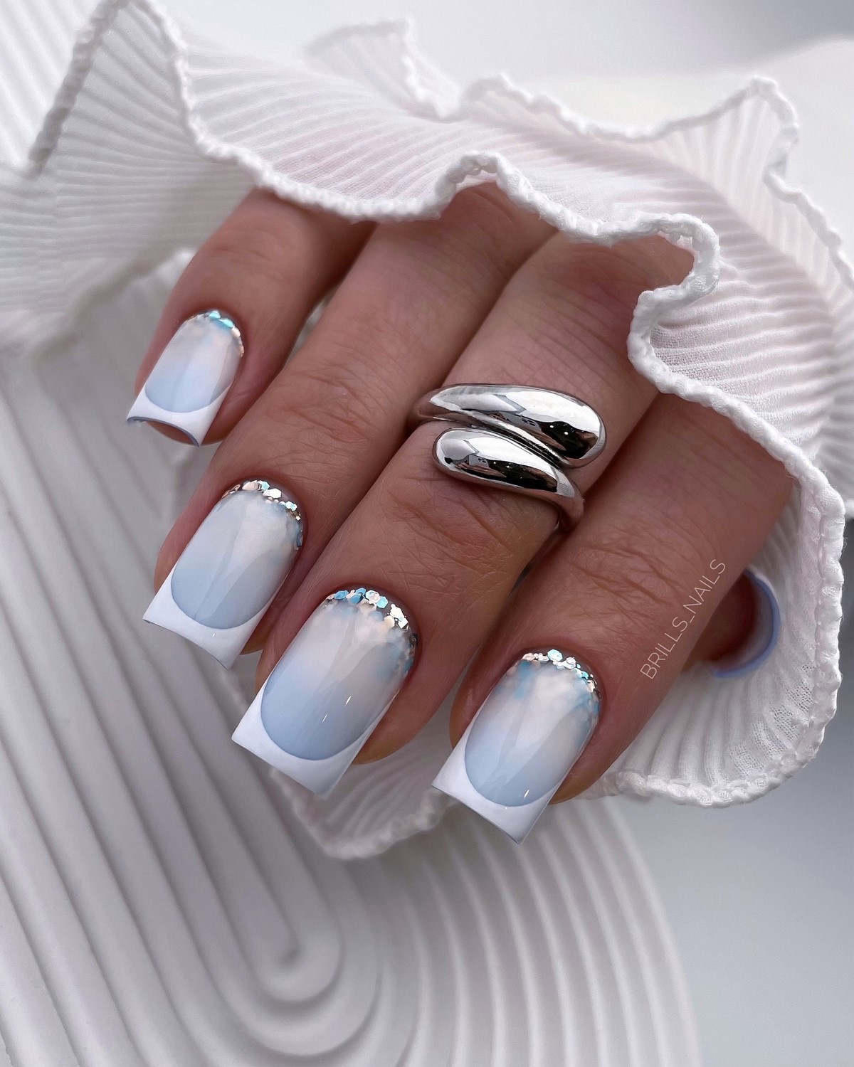 Морозний блакитний манікюр у лютому 2026 року: тренди зими