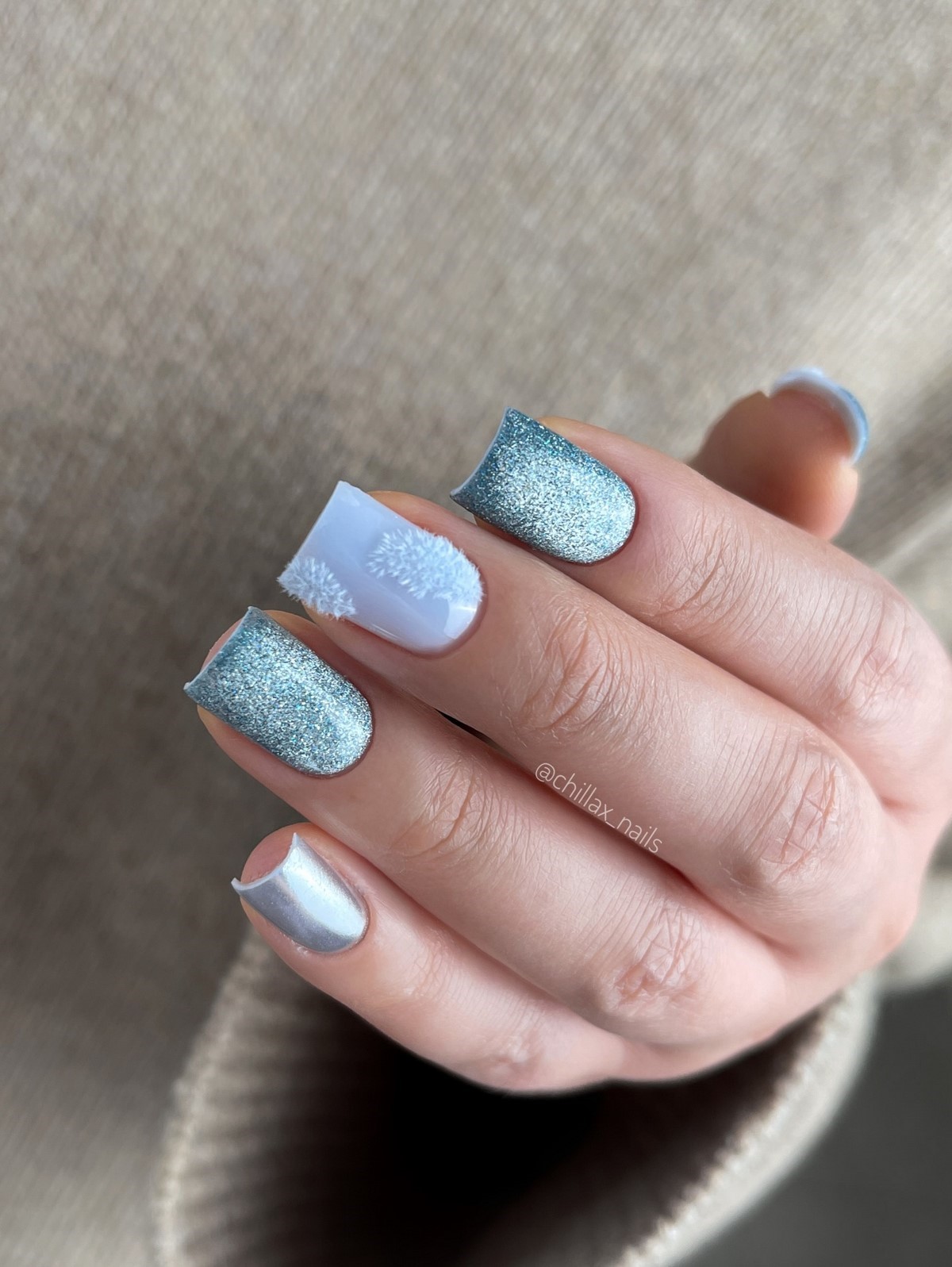 Морозний блакитний манікюр у лютому 2026 року: тренди зими
