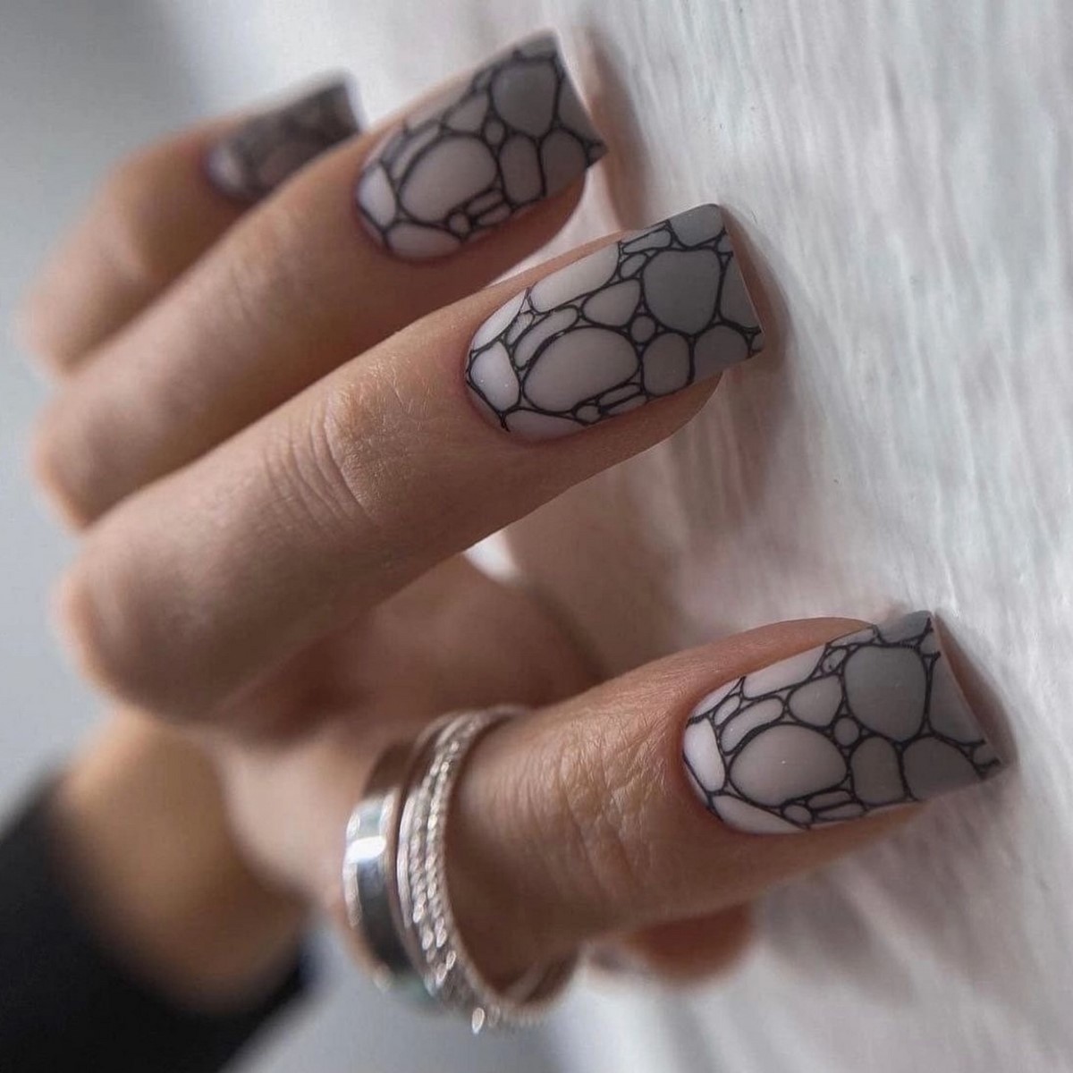 Форма нігтів 2026: чому квадрат витісняє мигдаль