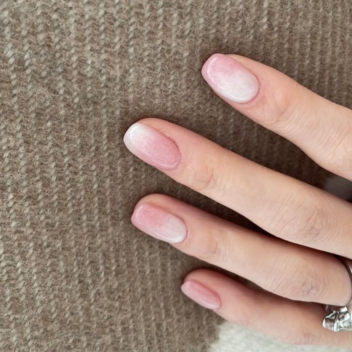Нюдово-пастельні нігті 2026, які виглядають бездоганно