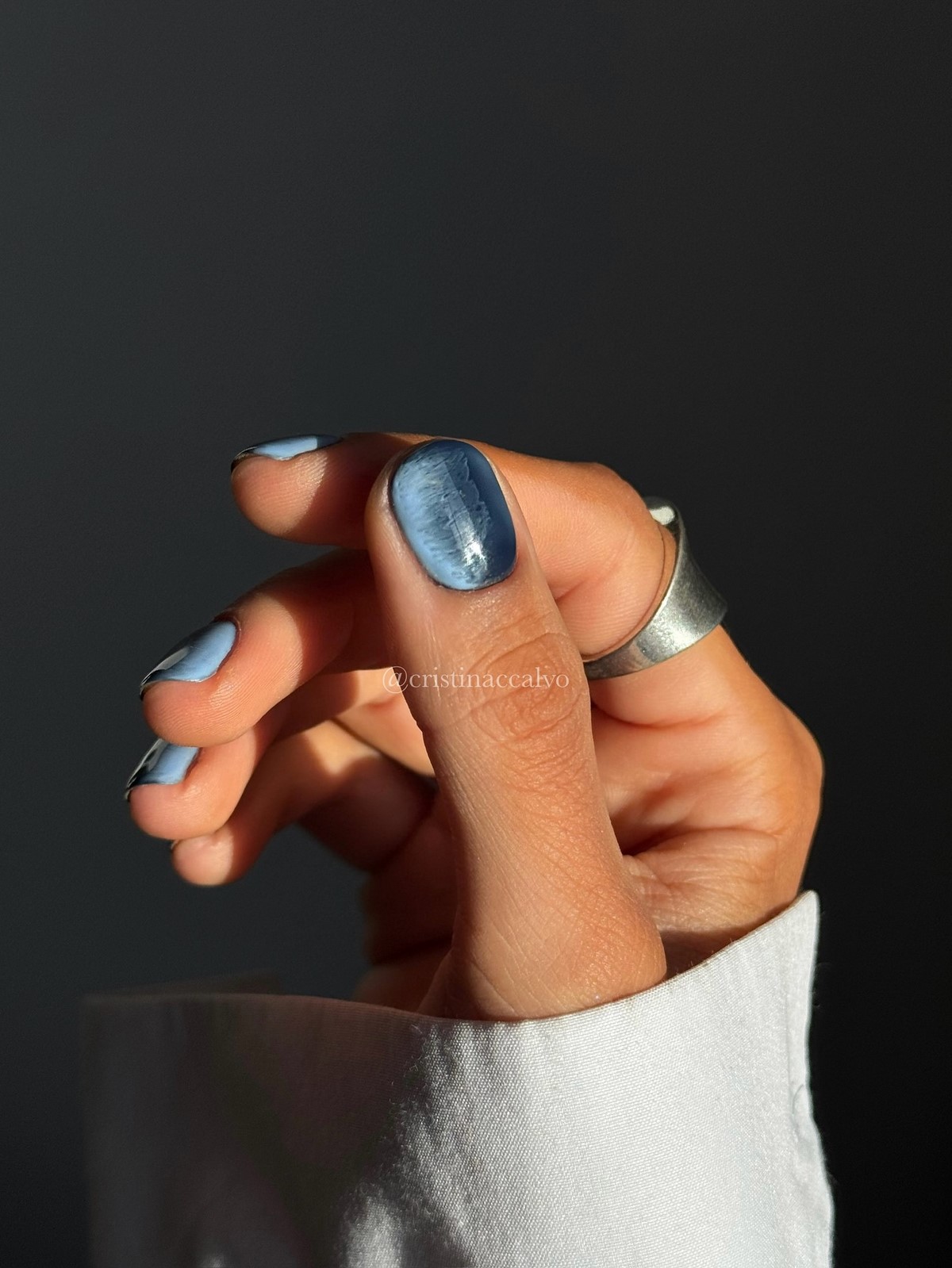 Ніжне сяйво на нігтях взимку 2026 року – тренд, який виглядає дорого