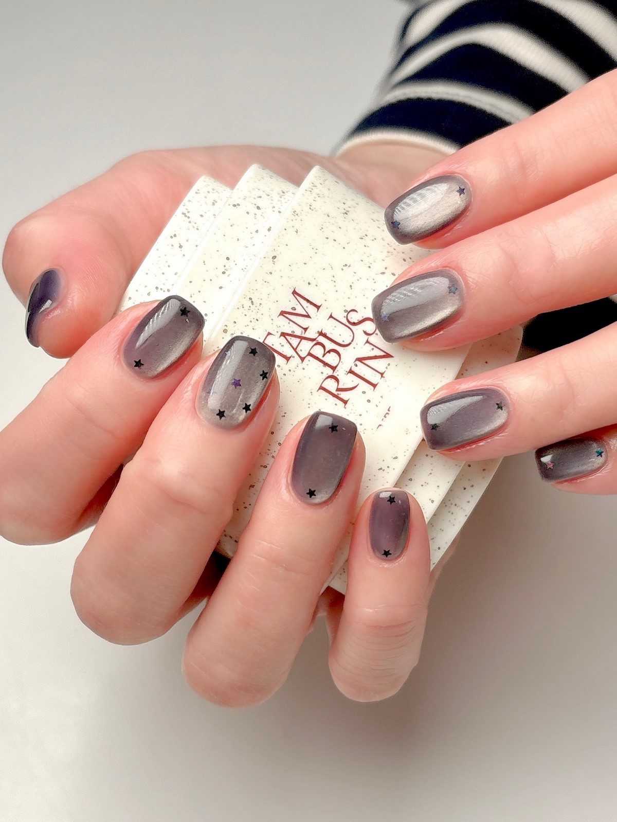 Ніжне сяйво на нігтях взимку 2026 року – тренд, який виглядає дорого