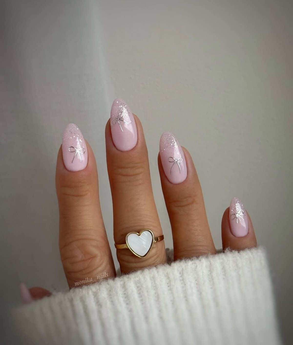 Ніжне сяйво на нігтях взимку 2026 року – тренд, який виглядає дорого