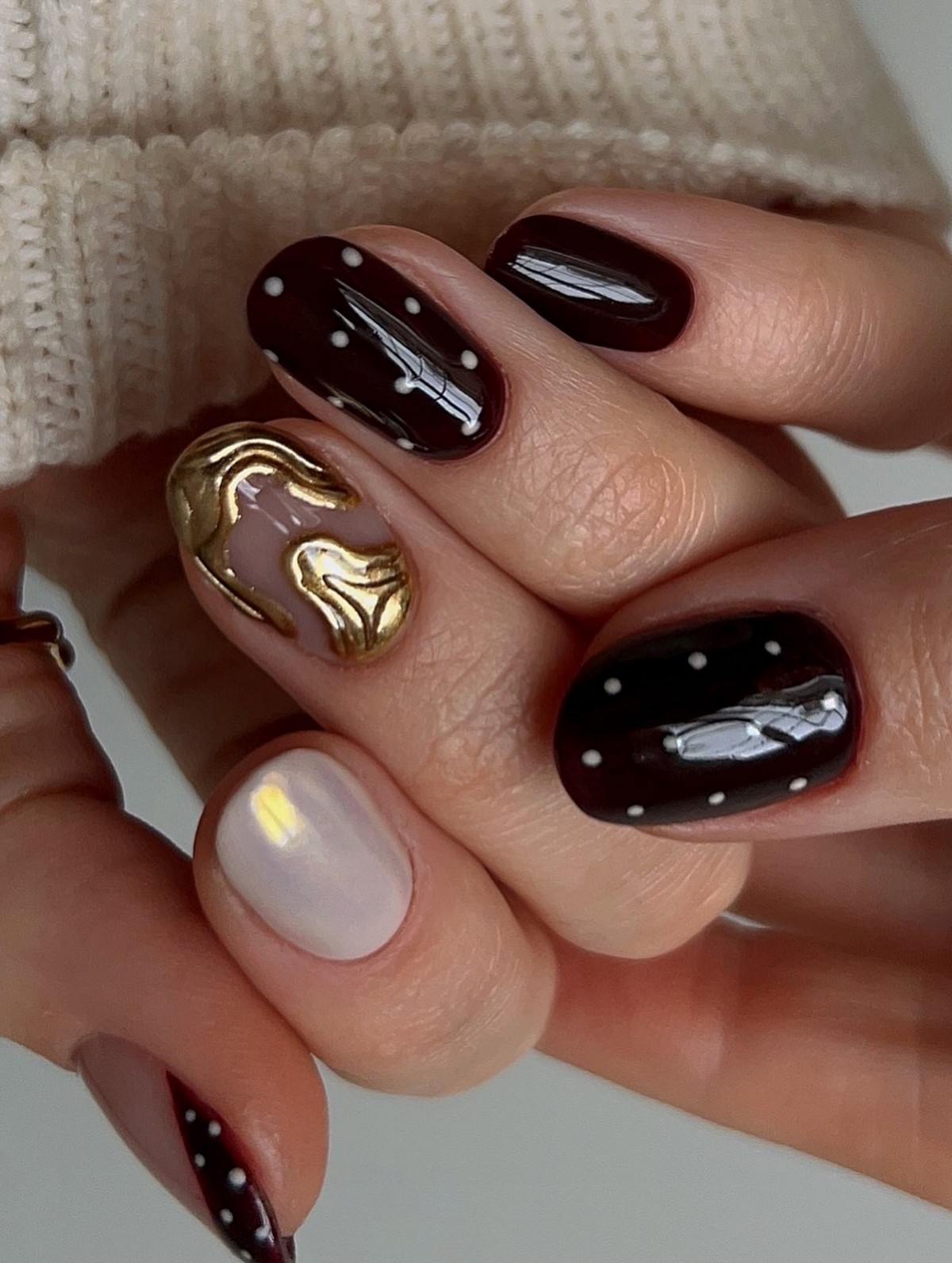 Ніжне сяйво на нігтях взимку 2026 року – тренд, який виглядає дорого