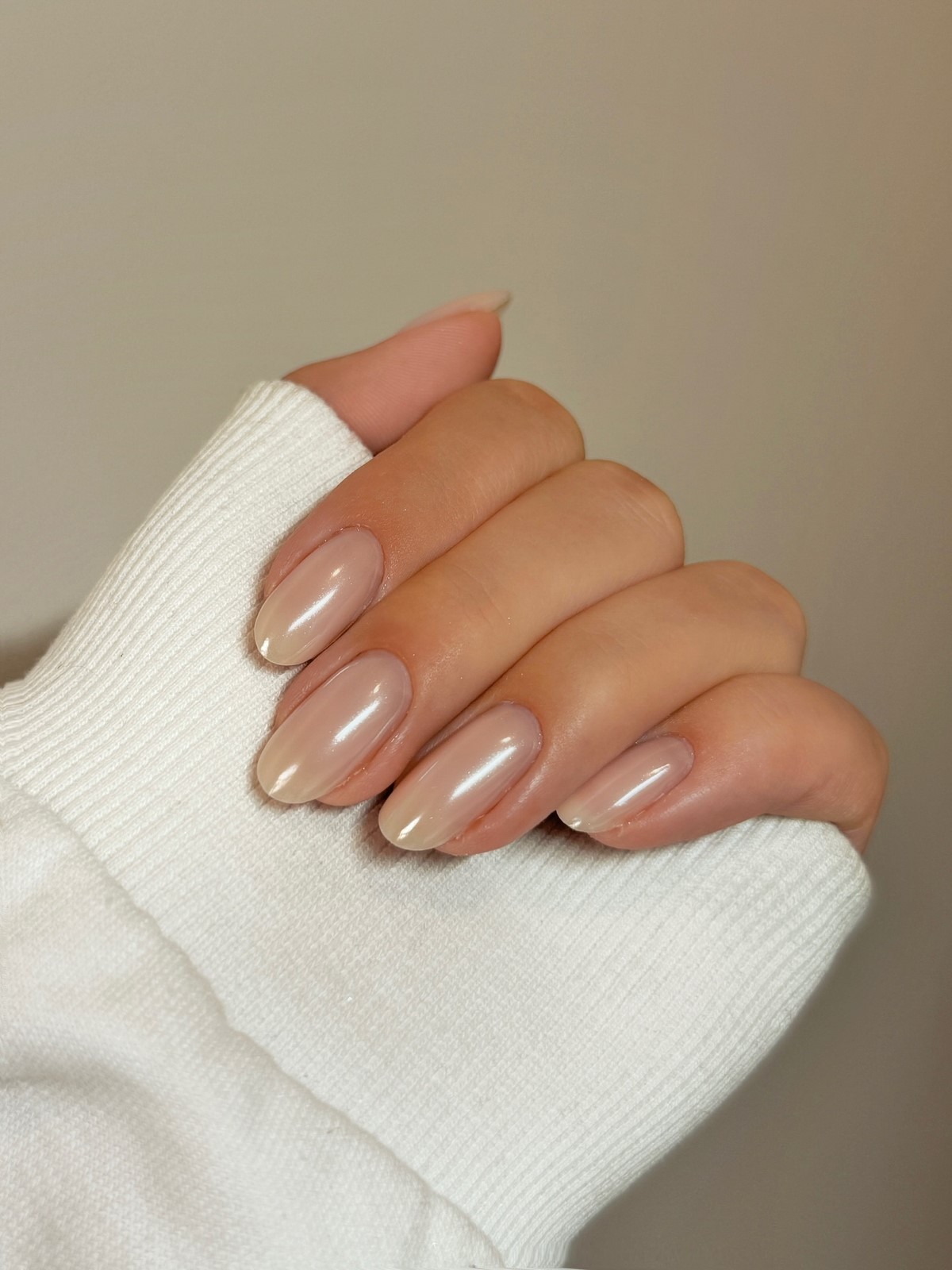 Ніжне сяйво на нігтях взимку 2026 року – тренд, який виглядає дорого