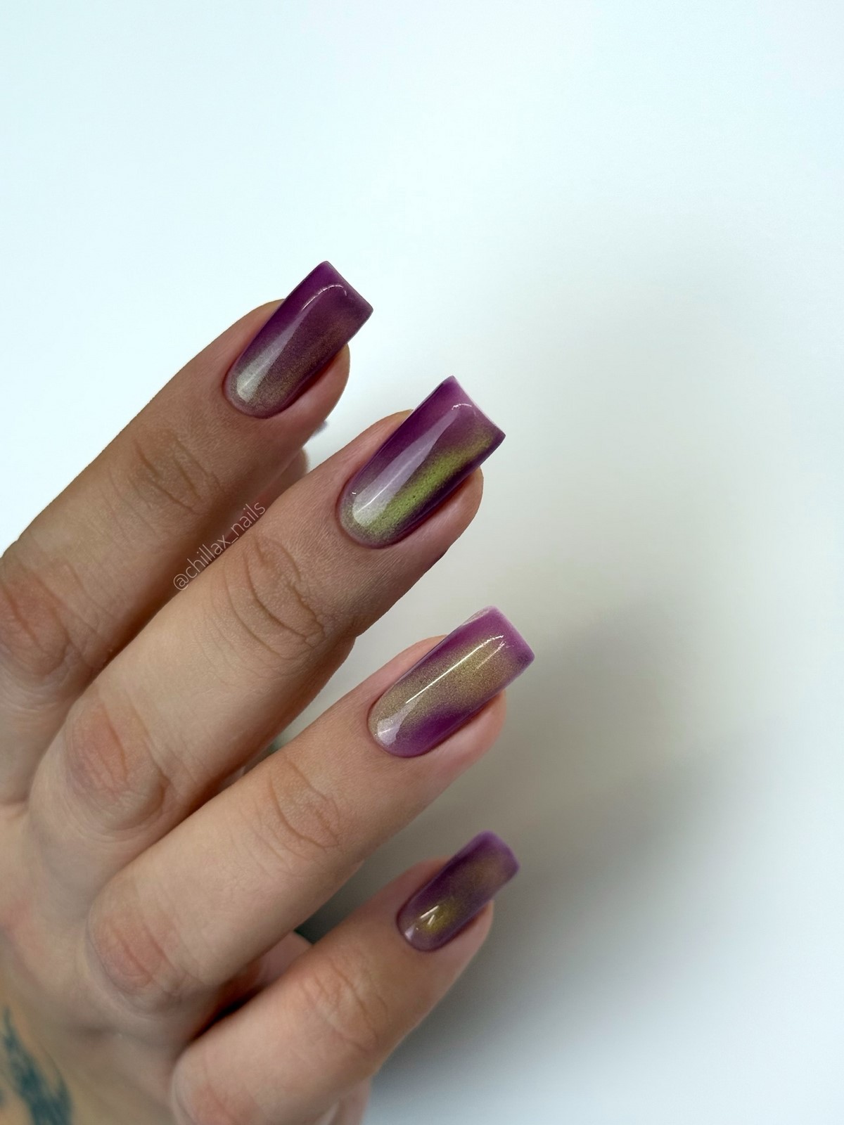 Ніжне сяйво на нігтях взимку 2026 року – тренд, який виглядає дорого