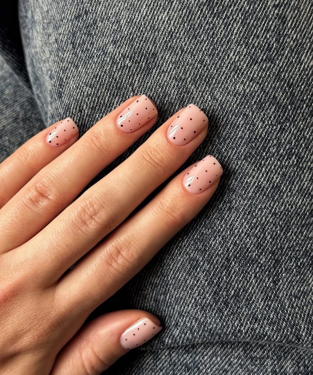 Зимовий манікюр на короткі нігті в лютому 2026