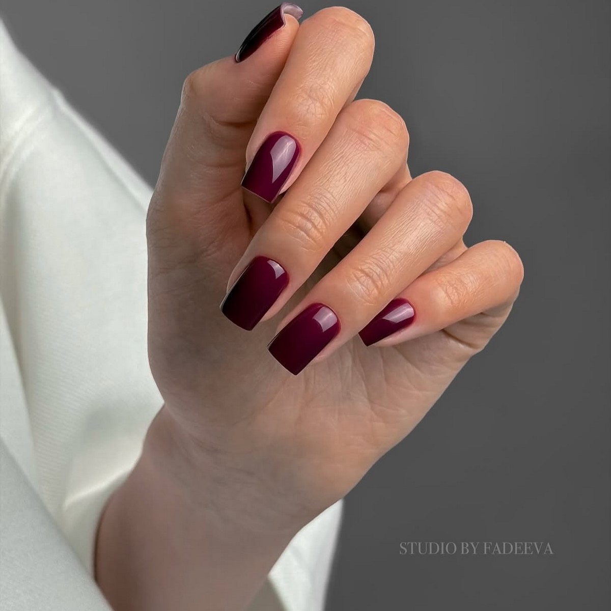 Зимовий манікюр на короткі нігті в лютому 2026