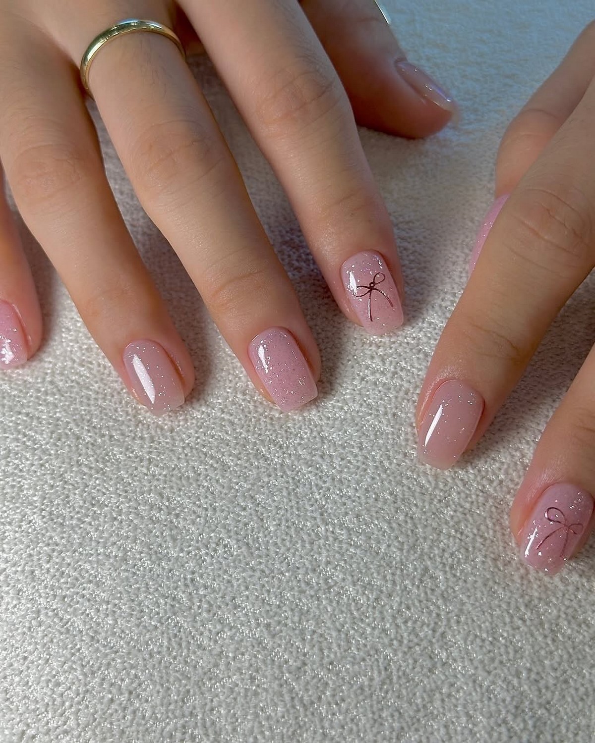 Зимовий манікюр на короткі нігті в лютому 2026