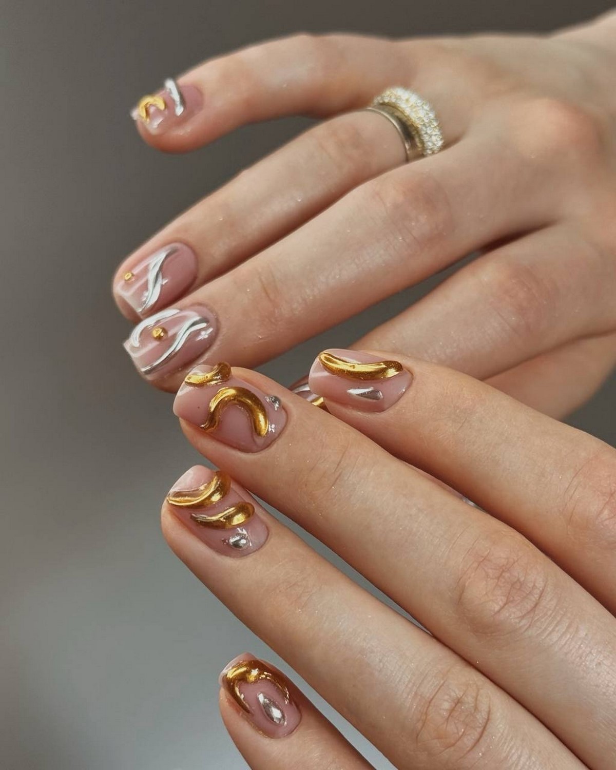 Зимовий манікюр на короткі нігті в лютому 2026