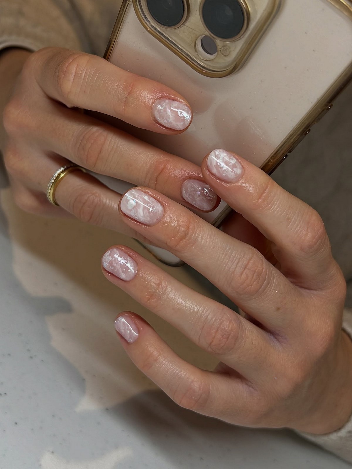 Зимовий манікюр на короткі нігті в лютому 2026