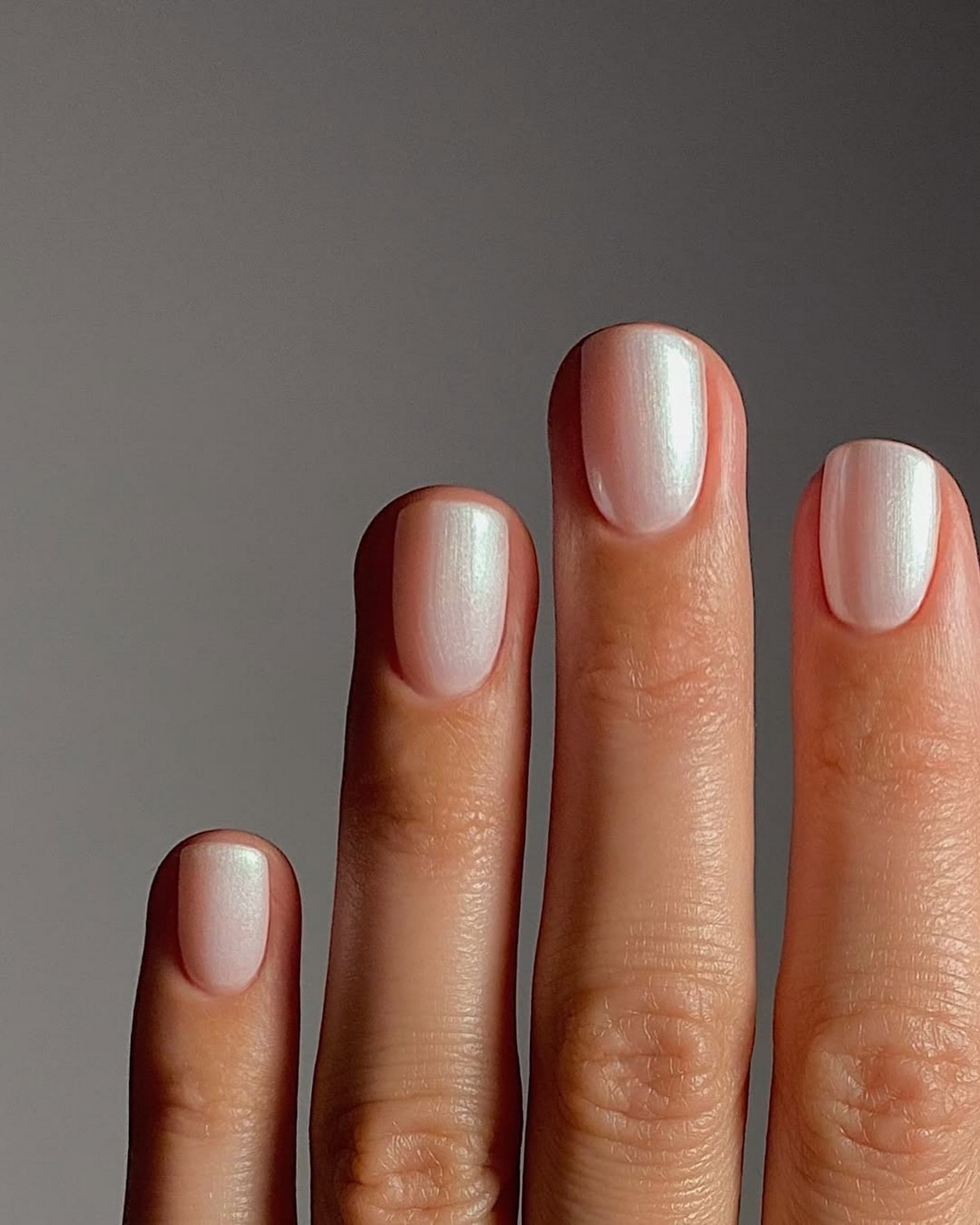 Зимовий манікюр на короткі нігті в лютому 2026