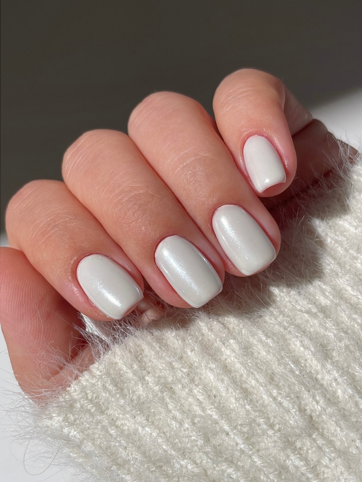 Зимовий манікюр на короткі нігті в лютому 2026