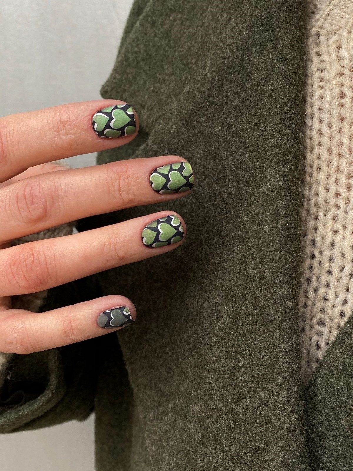 Зимовий манікюр на короткі нігті в лютому 2026