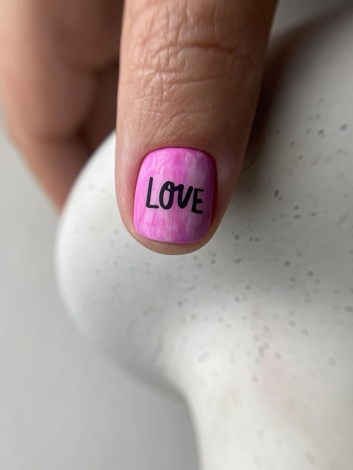 Зимовий манікюр на короткі нігті в лютому 2026