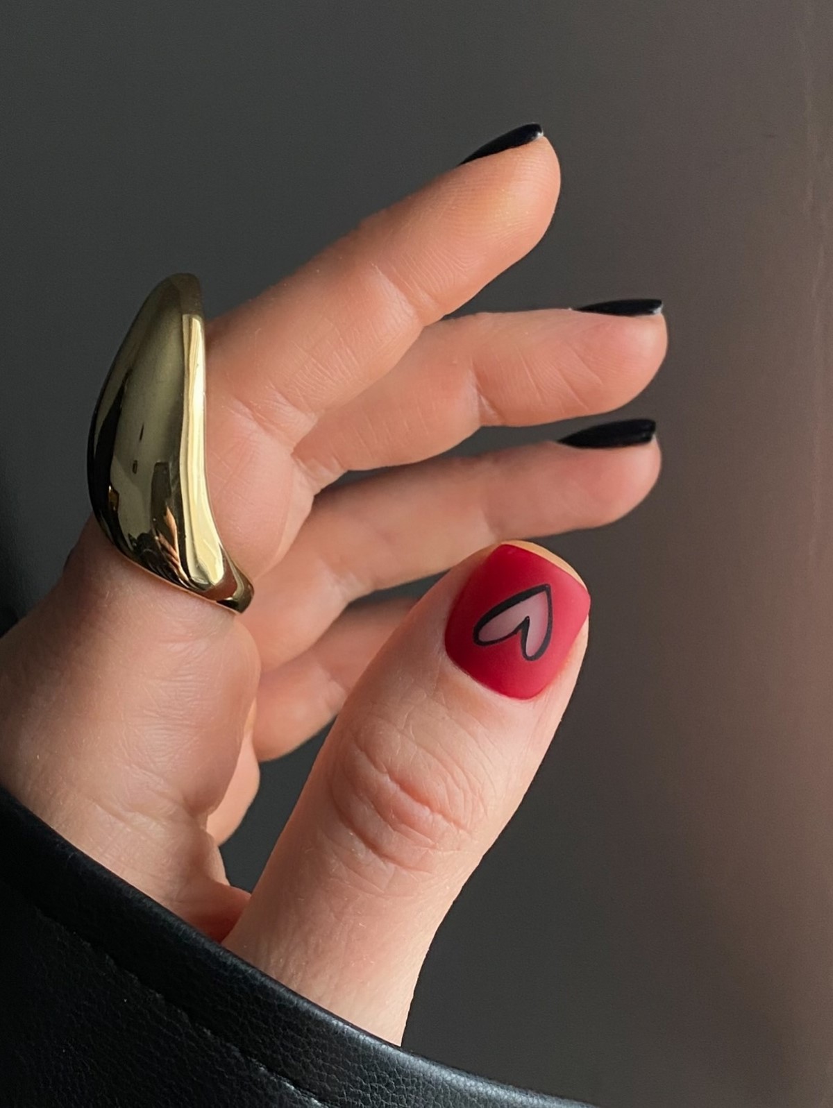 Зимовий манікюр на короткі нігті в лютому 2026