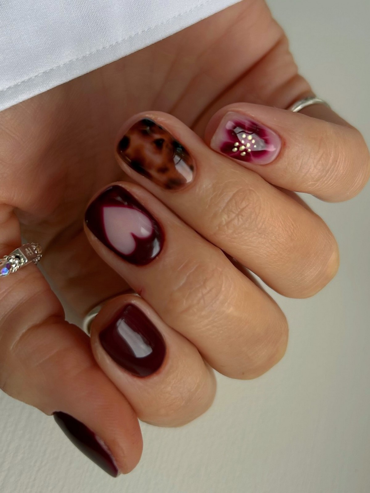 Зимовий манікюр на короткі нігті в лютому 2026