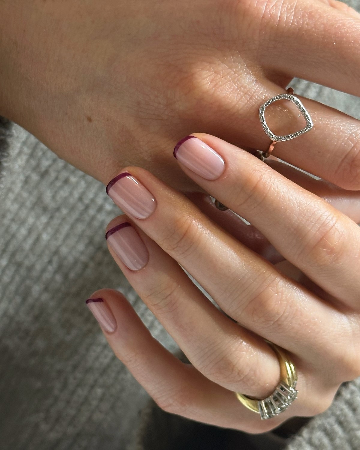 Зимовий манікюр на короткі нігті в лютому 2026