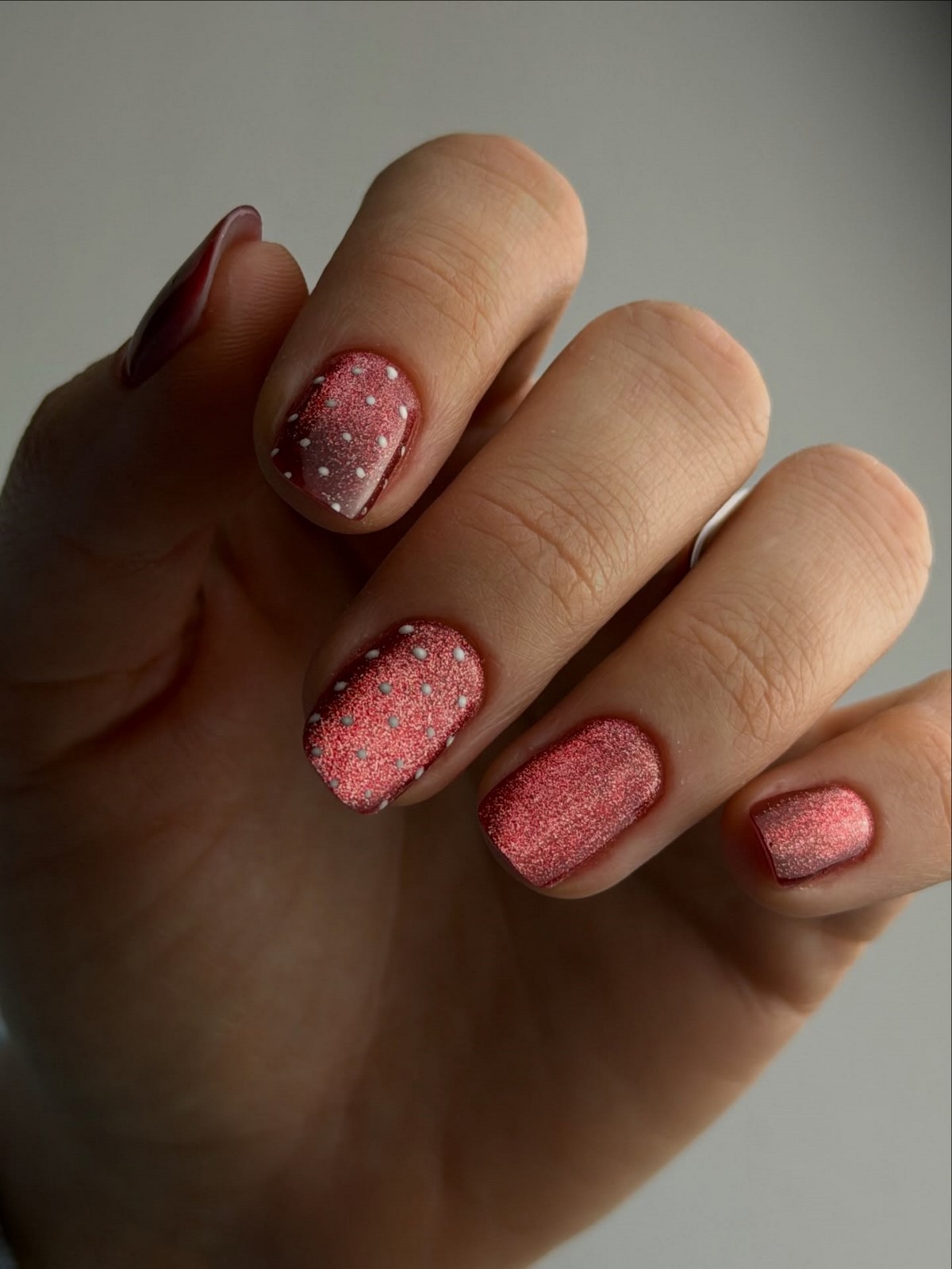 Зимовий манікюр на короткі нігті в лютому 2026