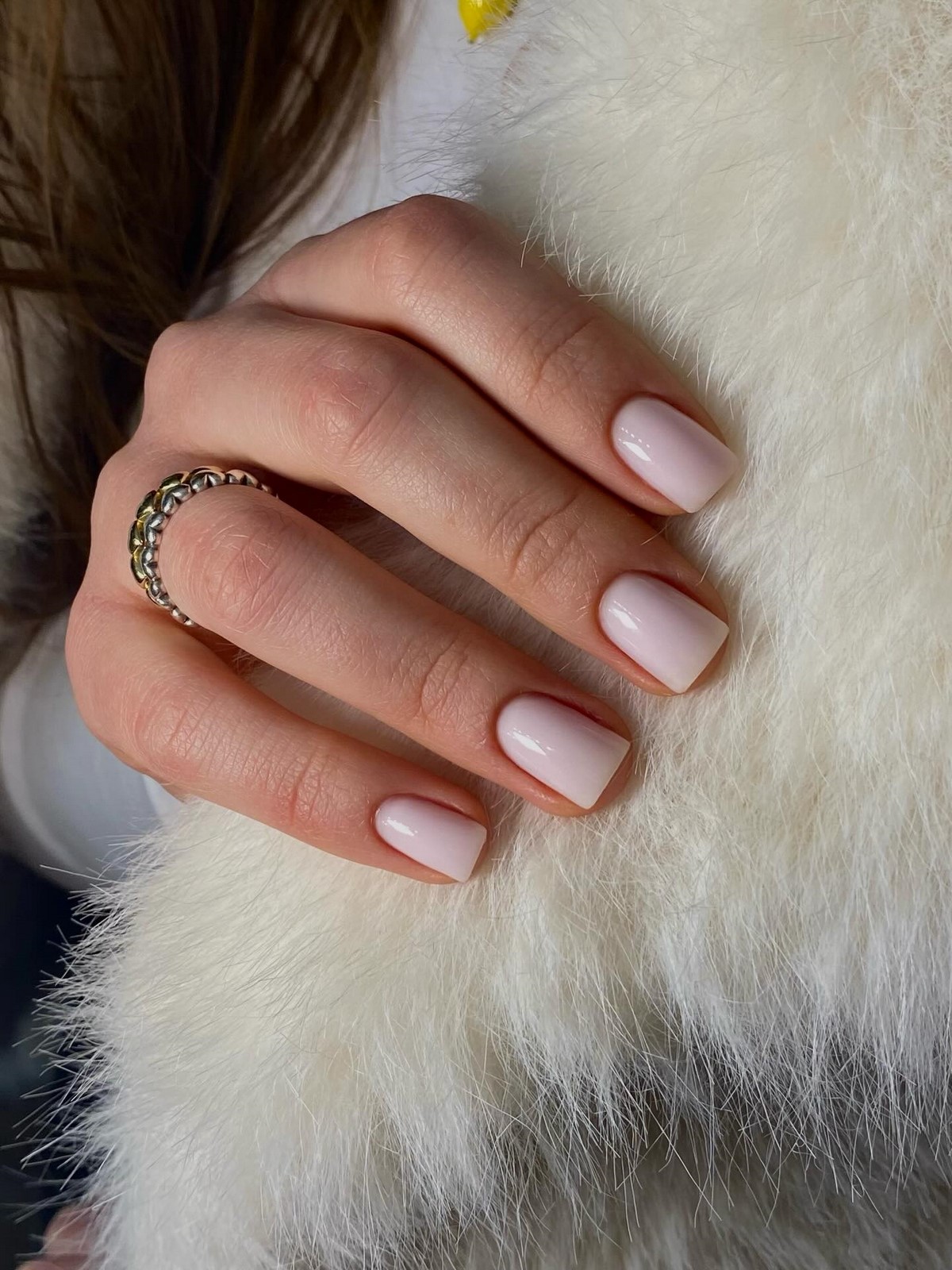 Зимовий манікюр на короткі нігті в лютому 2026