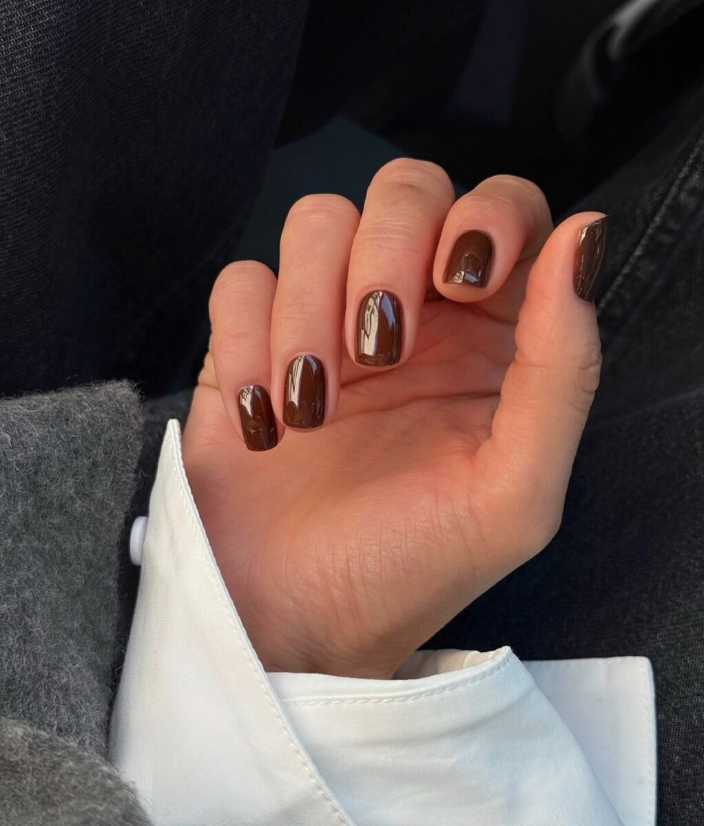 Шоколадний манікюр взимку 2026: дизайни для натхнення