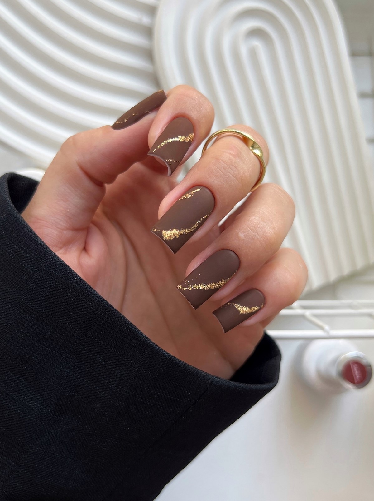 Шоколадний манікюр взимку 2026: дизайни для натхнення