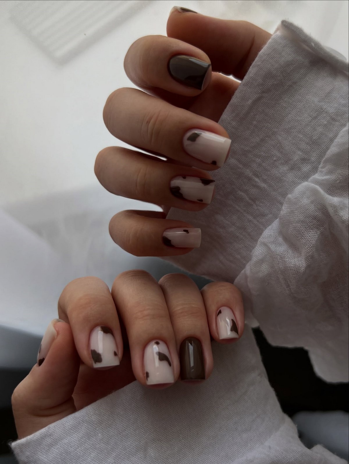 Шоколадний манікюр взимку 2026: дизайни для натхнення